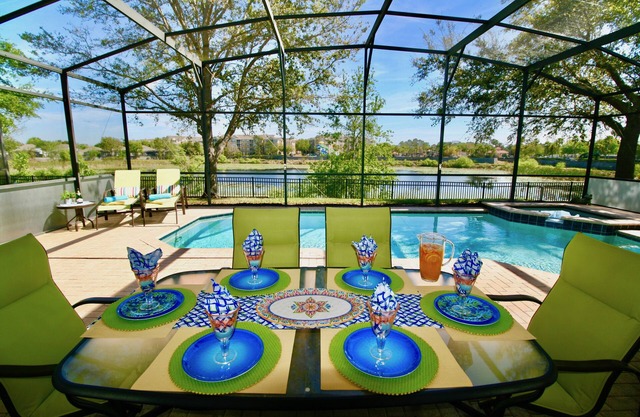 Outstanding 6 Bed Villa, Pool & Spa, Superb Lakefront Setting, 5* Windsor Hills