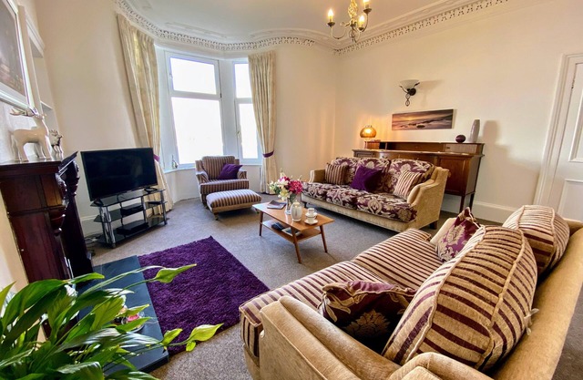 Outstanding, Georgian flat overlooking the bay