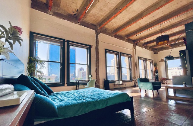 OVERSIZED NY-STYLE BOHEMIAN SKYLINE PENTHOUSE IN BEST DTLA LOCATION