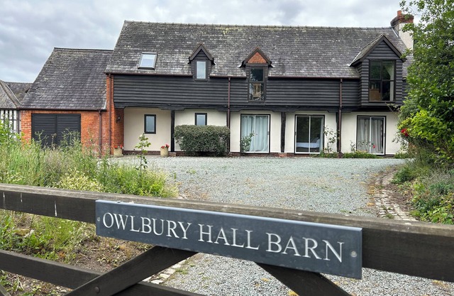 OWLBURY HALL BARN, pet friendly, with hot tub in Bishop's Castle