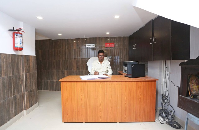 OYO 36667 Hotel Manoj