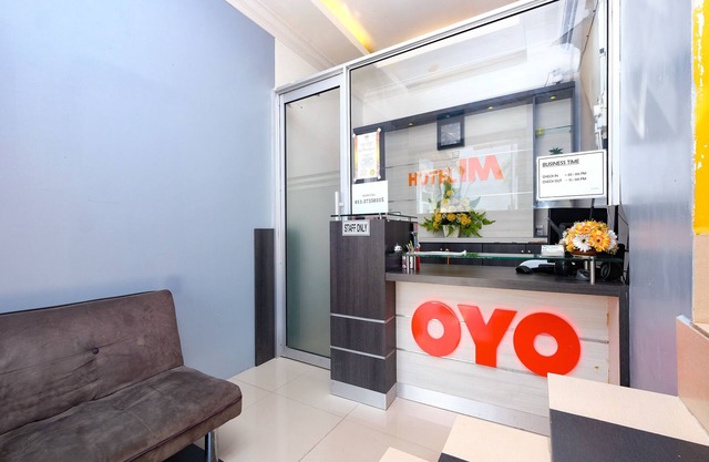 OYO 89587 IM Hotel