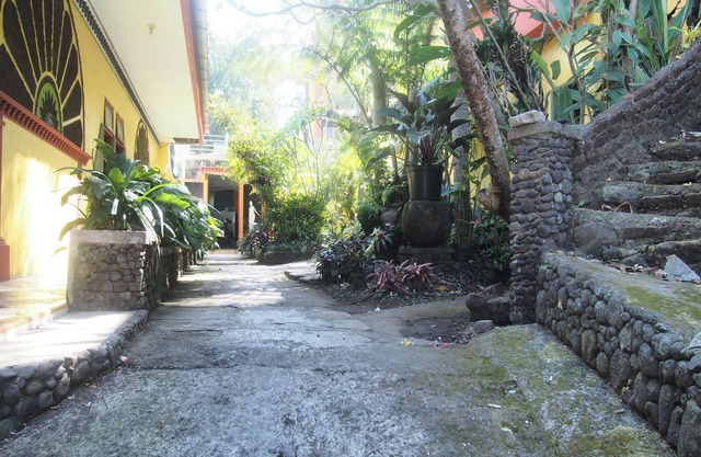 OYO Life 90646 Villa Karsinem Pasuruan