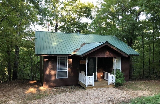 Ozark Spring Cabin Rock Bluff 03 King Bed, Spa Tub