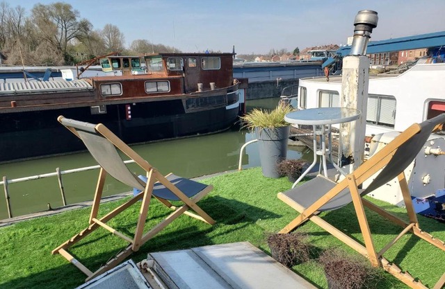 Péniche "Louise Michel" séjournez dans l'appartement du capitaine, offrez vous une expérience inoubliable au fil de l'eau