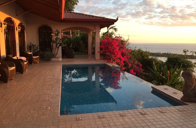 Pacific Coastal Luxury Villa. Oceanfront View! Si Sea See!