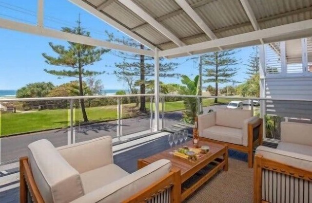 Pacific House Bilinga Beachfront Lux living