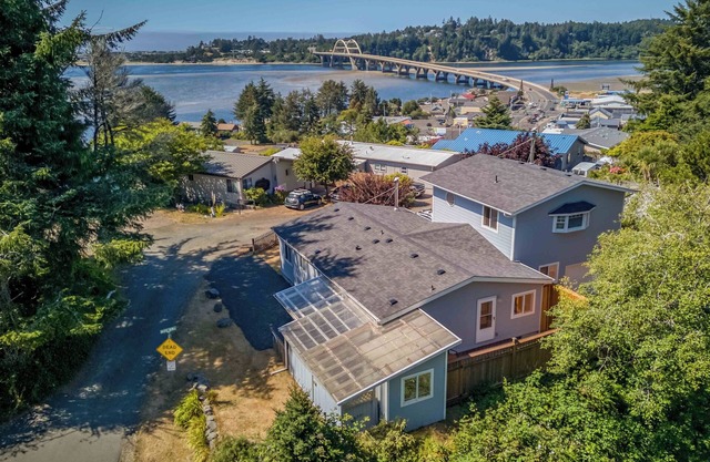 Pacific View Near Alsea Bay, Private Deck, Beach, King Suite, and Forest Trail i