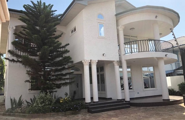 Palatial & Comfy Family Home at East Airport