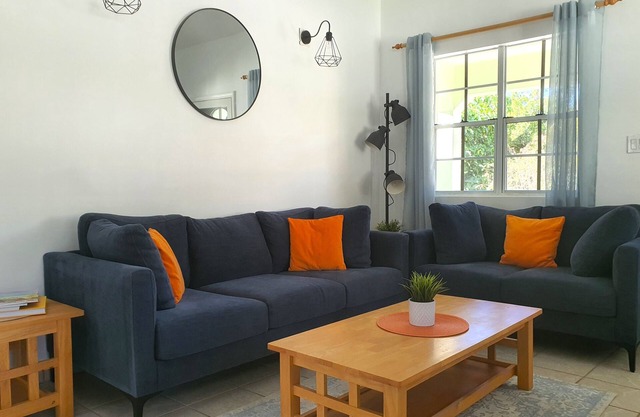 Palm Tree Cottage, with leisure pool, near the Beach