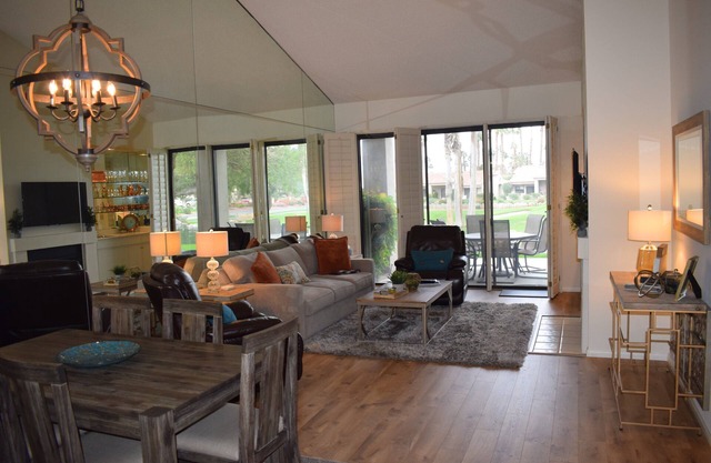 Palm Valley Country club 🌴 One level & new kitchen! 2 master bedrooms!