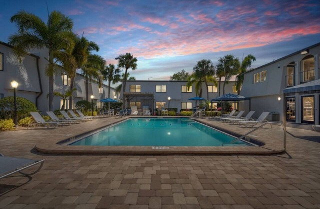 Palma Ceia 2408F · Steps from Bayshore! King suite | Pool | Gym | E