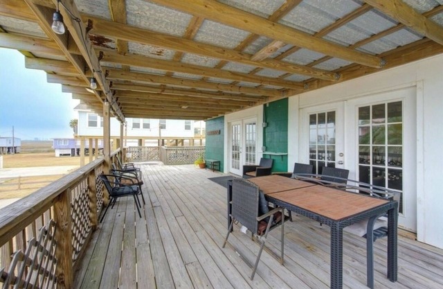 Palms Getaway - 3/2 Surfside Beach, TX - Family Friendly and Pet Welcoming