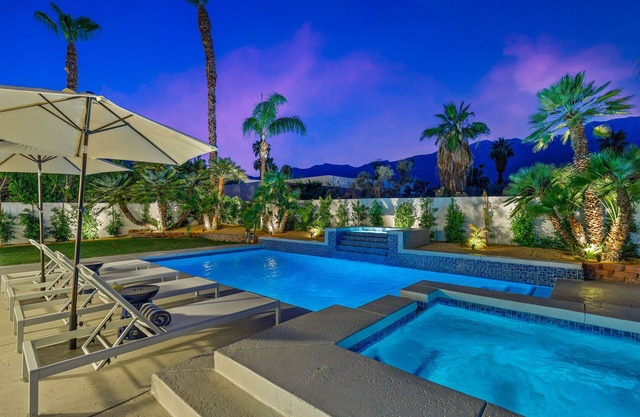 'Paloma House' 5 BR w/pool, spa & views!