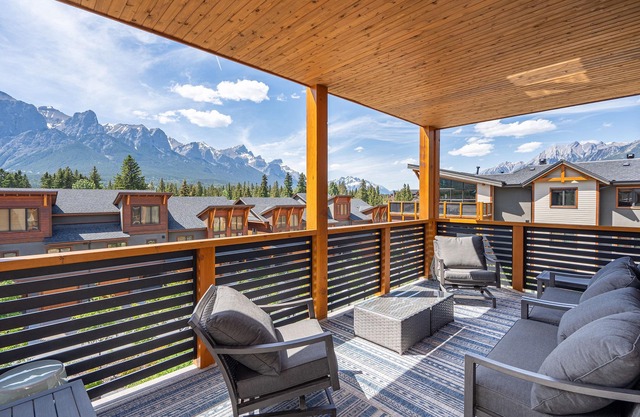 Panorama Rocky Views! Luxurious 2Brs/1Den/2Ba, w/Hot Tub, the Heart of Downtown
