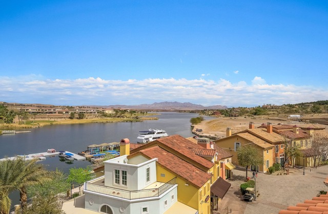 Panoramic Lake View Penthouse, Large Covered Deck, Steps to the Lake, Grocery