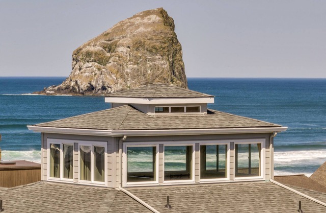 Panoramic Ocean and Mtn Views, Spacious Home with Decks and Beach Access Nearby