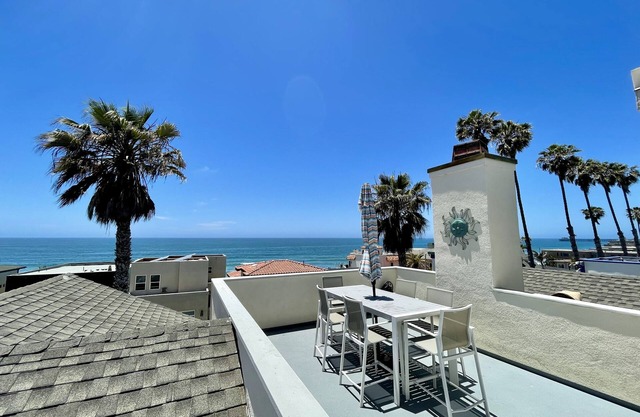 Panoramic ocean view and stunning sunsets in Oceanside with EV charger & AC!