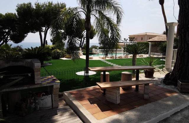 Panoramic sea view in a quiet area with swimming pool - parking