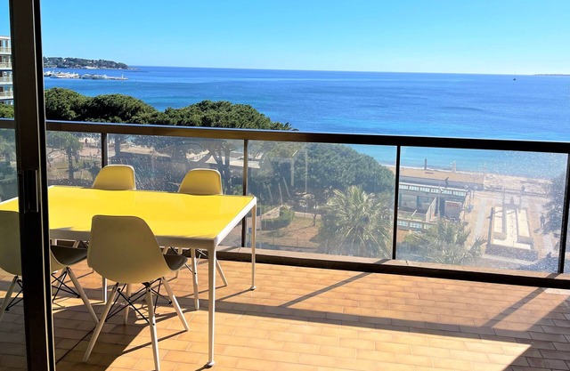 Panoramic sea view, facing the beach, terrace, central heating, air conditioning, parking,