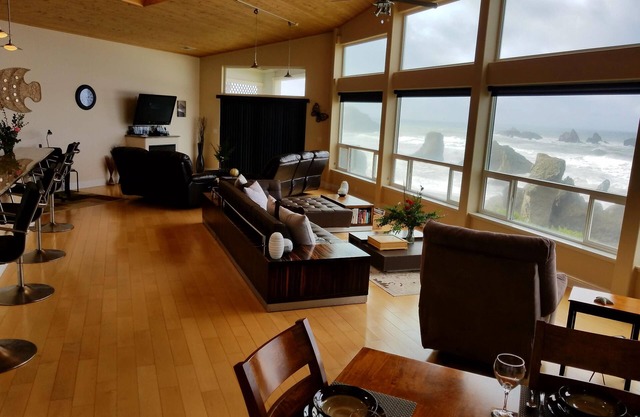 PANORAMIC VIEW OF THE OCEAN LUXURY HOME 2700 sq/ft 1 LEVEL PETFREE High Ceiling