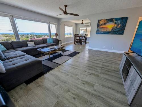 Panoramic Viewhouse Only 2-min Drive To Beach!
