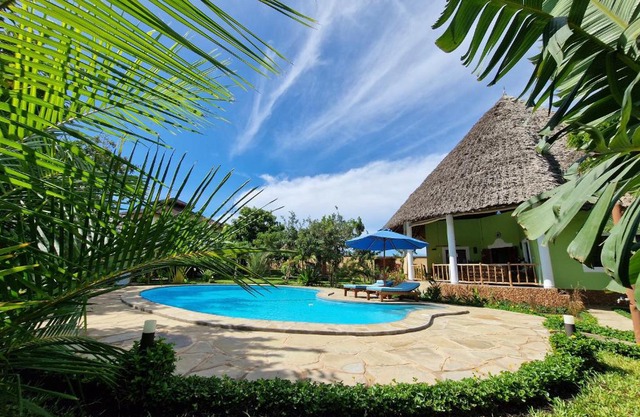 Paradiesische Villa Maisha Mazuri mit Pool. Terrasse und Personal