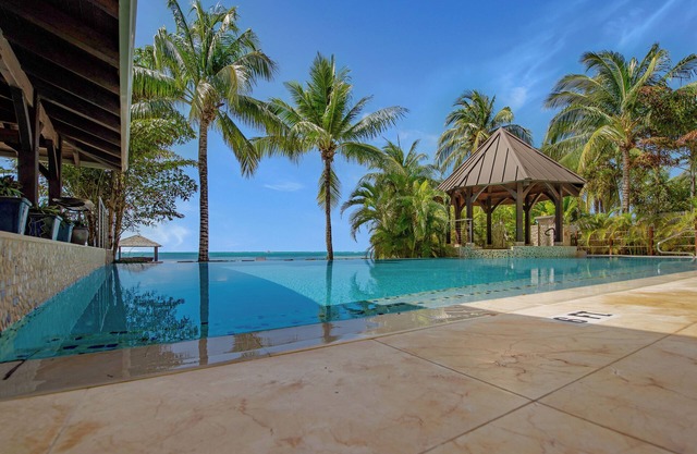 Paradis Sur Mer 6BR Ultimate LUXE Rum Point Villa