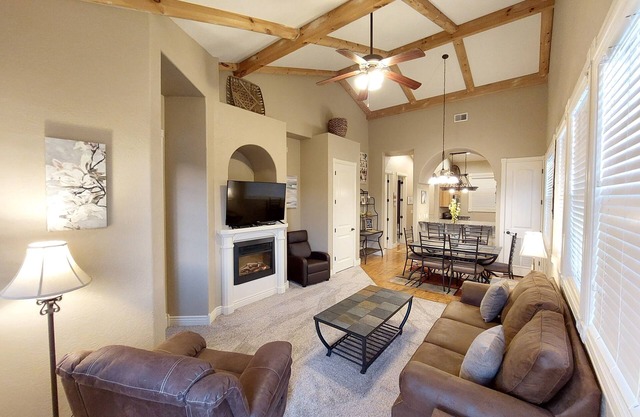 Paradise Cove Walk-in Log Cabin by Silver Dollar City & Table Rock Lake!