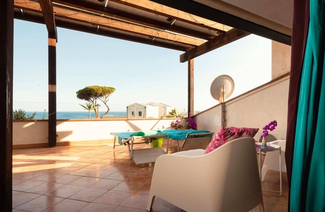 Paradise Oasis: 400sqm Townhouse, Pool & Seaview