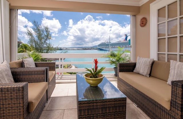 Paradise on the Waterfront!