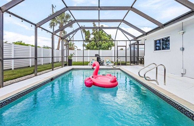 Paradise Pool House for 6/Chefs Kitchen/BBQ/Nr Beach/5thAve