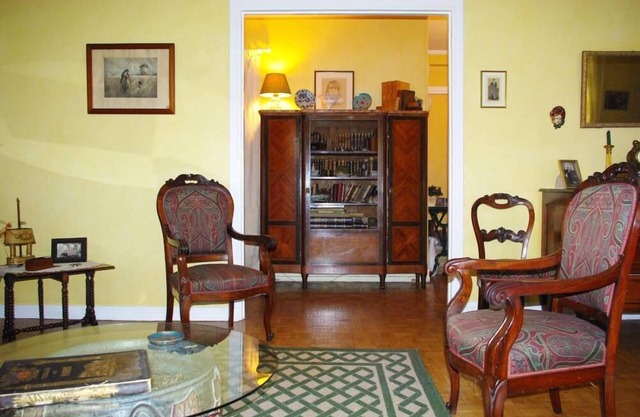 Parc MonceauTypical Parisian Apartment