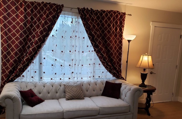 PARDON OUR DUST DISCOUNT Entire spacious house 5 bedrooms, 3 baths, 2 kitchens