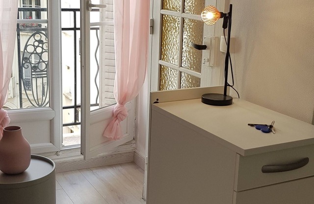 Paris 15 : Cosy, secure studio with small balcony in a quiet location. Transport, vélib'.