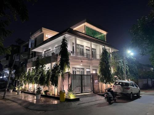 Park Facing Luxurious Villa