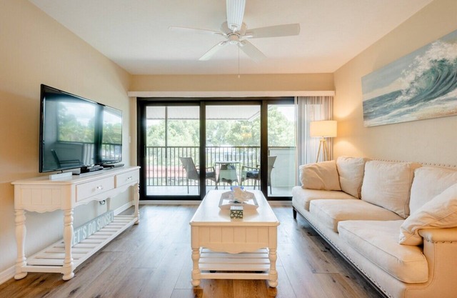 Park Shore Resort Beautiful Top floor Water view 2 bedroom 2 bath condo.