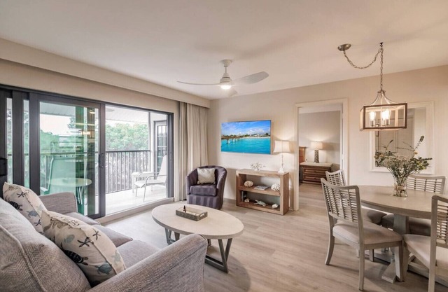 Park Shore Resort Deluxe Condo Top FloorBLDG F#339