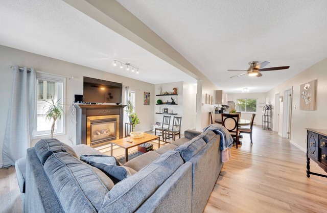 Parkdale Place - Cozy Home Near All Amenities