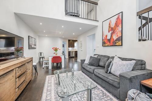 Parking! 5BR House! 10min Walk to Eaton Center! 7min Walk to YongeDundas Subway Station!