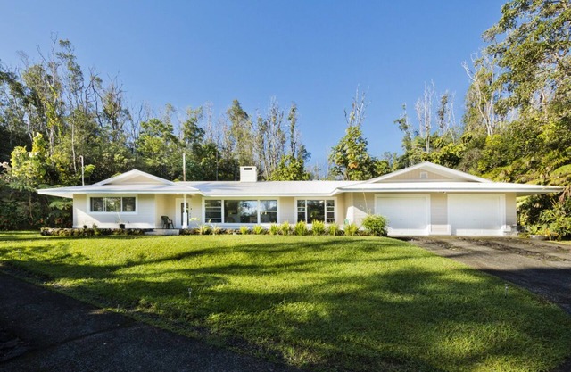 Parklike 4 bedroom AnthuriumHouse, 3+ acres, peaceful, gated, convenient