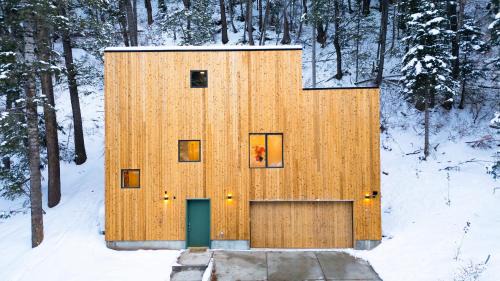 Parkview Mountain House Luxury Ski Home w Hot Tub Near Trails Downtown