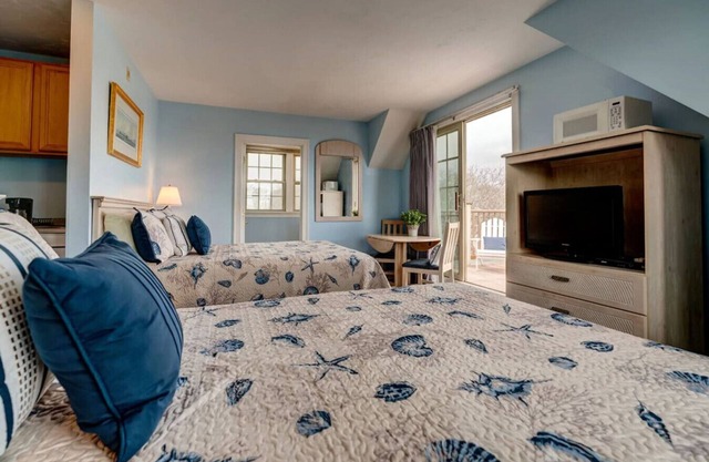 Partial Ocean View! 2 Queen Studio w/Private Deck (312)