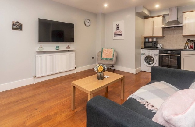 Pass the Keys | Modern 2 BR with Patio 15 mins to Wimbledon Tennis