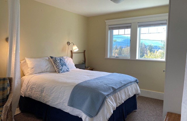 Pastoral, Minutes to town, trails and wineries and a hot tub!