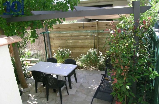 Pavilion 300m Beach with Pool and Parking, Air Conditioning