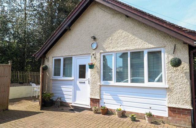 PAWS-A-WHILE, pet friendly, with a garden in Hoveton & Wroxham