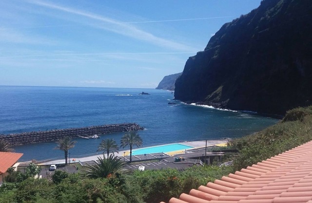 PDelgada 3-Bed House, Sleeps 6, Parking & Sea View