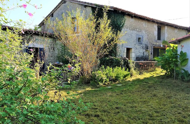 Peaceful house with gîte, permaculture garden, artist's studio to visit