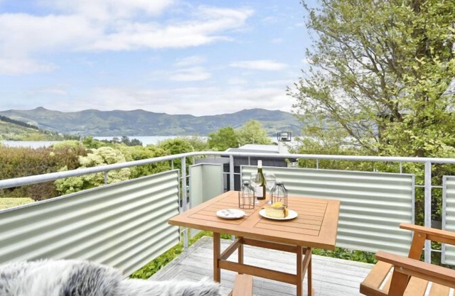 Peaceful Akaroa Retreat - pet friendly